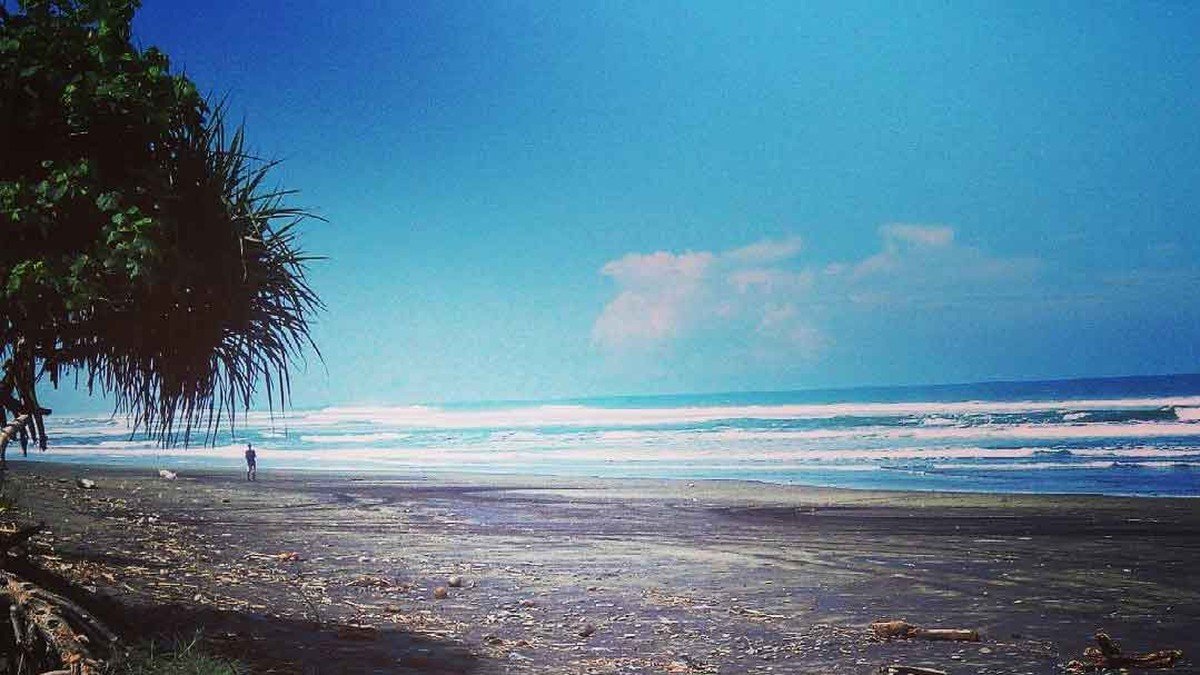 Ombak besar Pantai Bubujung Tasikmalaya dengan suasana alam yang masih sangat alami