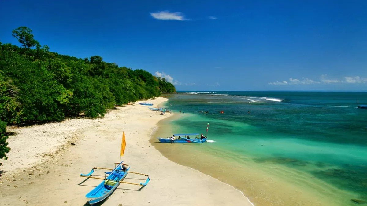 Pantai Ciheuras Tasikmalaya dengan pasir lembut dan air laut yang jernih dan tenang
