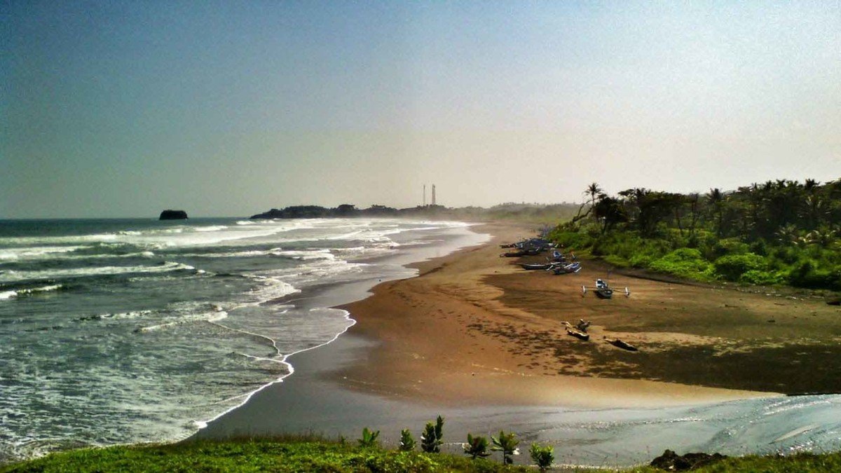 Pantai Cimanuk Tasikmalaya yang sepi dengan pasir halus dan suasana alami tanpa bangunan komersial