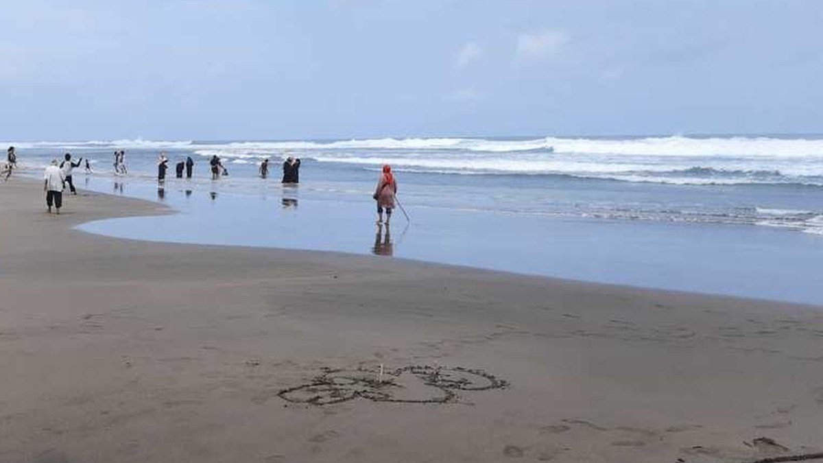 Hamparan pasir luas Pantai Cipatujah dengan ombak besar laut selatan Tasikmalaya