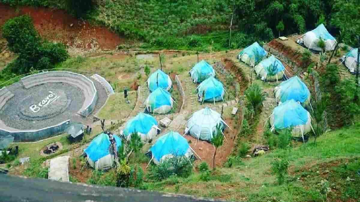 Glamping Bravo Adventure di tepi Sungai Citarik Sukabumi dengan aktivitas arung jeram
