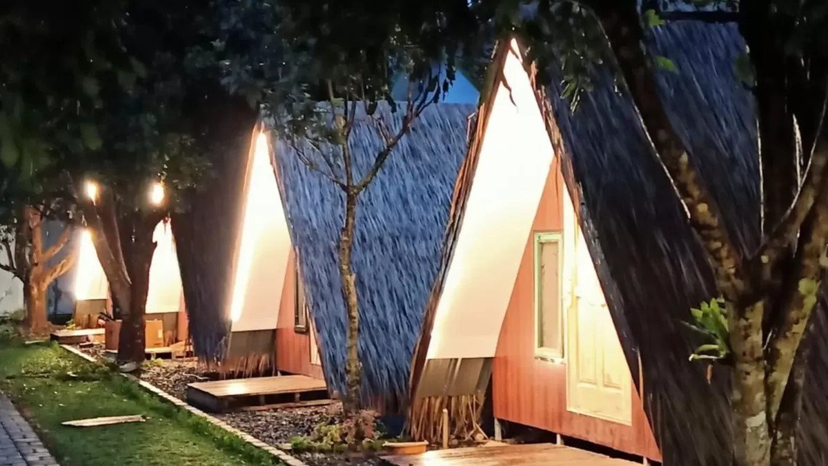 Cemoro Jati Glamping and Resort Sukabumi dengan kolam renang outdoor dan furnitur kayu