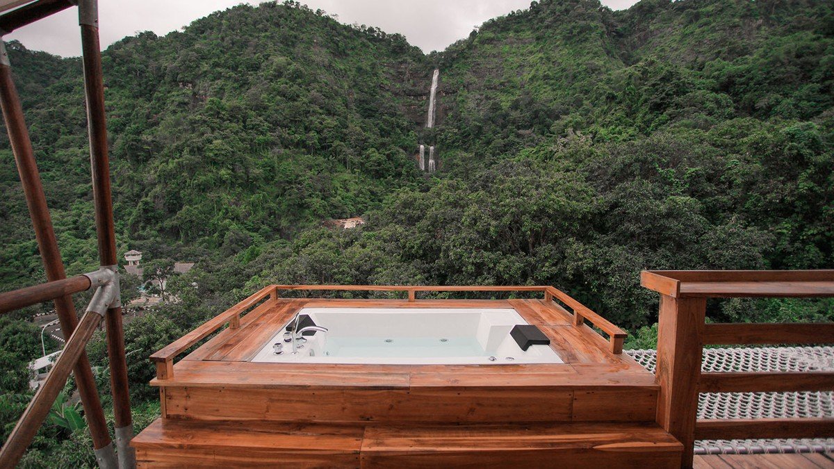 Ciletuh Hills Sukabumi dengan pemandangan air terjun langsung dari area glamping