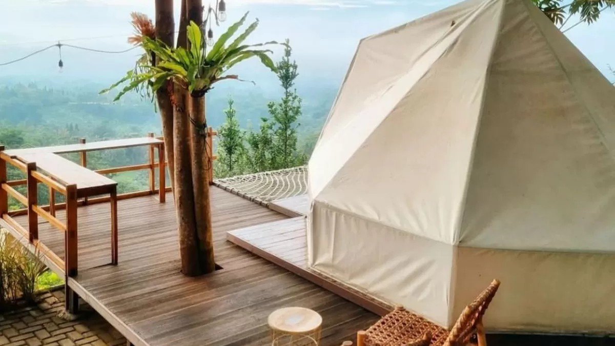 Tenda glamping Kancana Mandira Cidahu Sukabumi dikelilingi pepohonan rindang