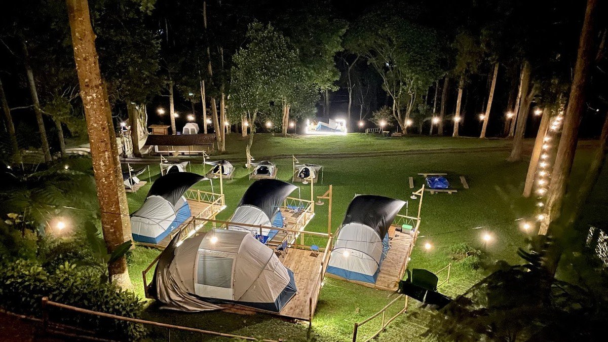 Lokasi glamping Sukabumi di tengah perbukitan hijau, salah satu dari 7 tempat glamping Sukabumi dengan fasilitas lengkap