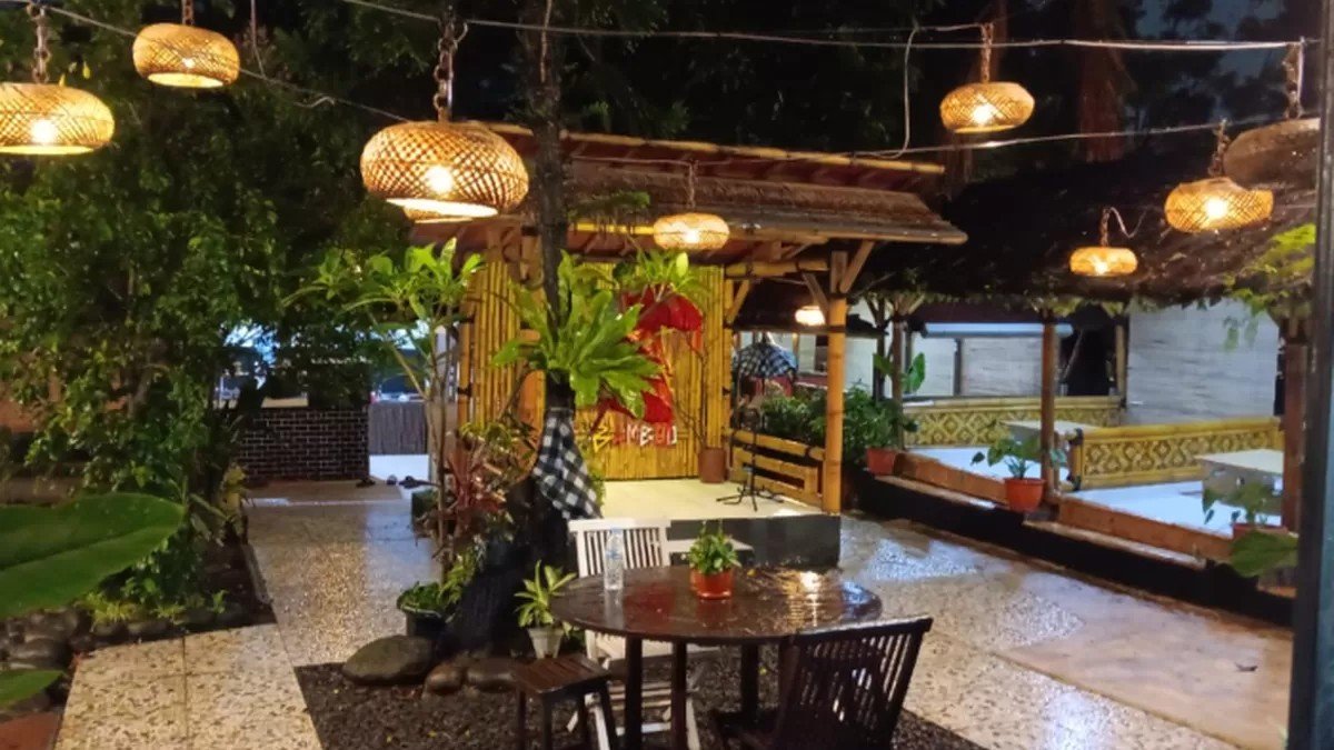 Interior Bale Bamboo Cafe and Resto Depok dengan material bambu dan pencahayaan temaram bergaya Bali