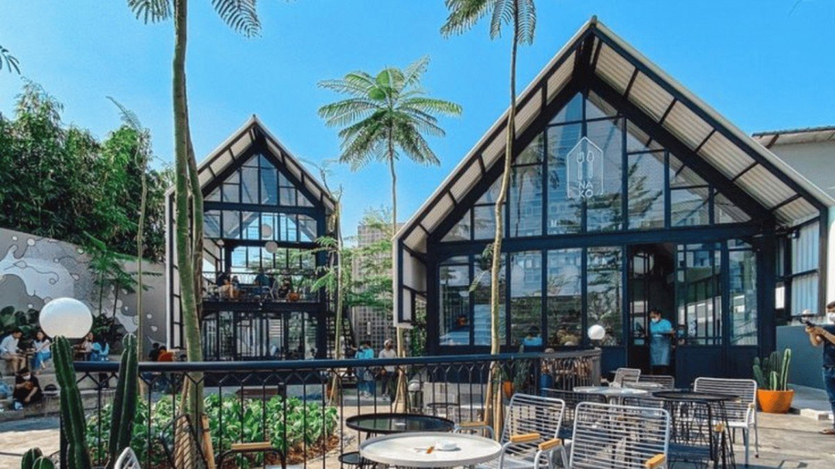 Suasana kopi nako depok, salah satu cafe terdekat di Depok yang Instagrammable dan populer dengan konsep semi outdoor dan dinding kaca
