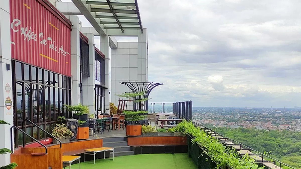 View kota Depok dari rooftop Tamelo Atap Coffee di lantai 25 Apartemen Taman Melati Margonda