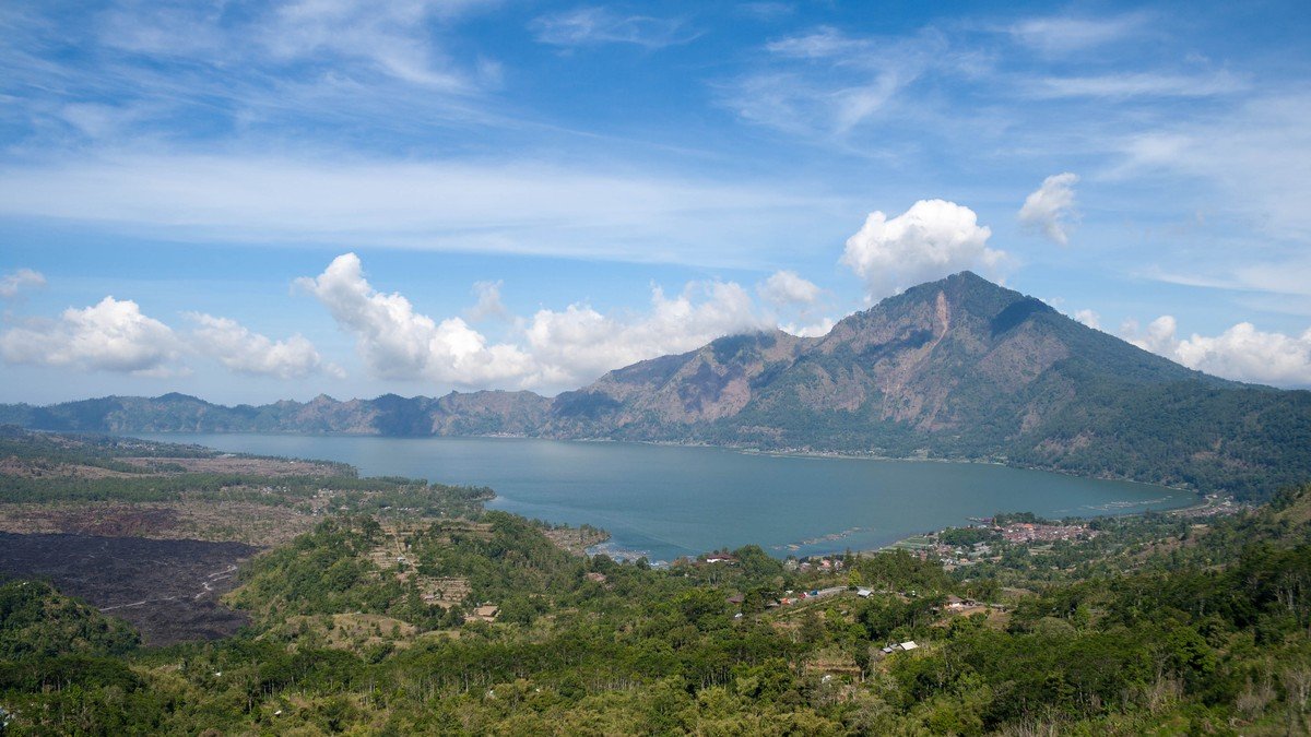 Jalur pendakian Gunung Abang dengan latar Gunung Batur dan Danau Batur dari sisi kaldera timur