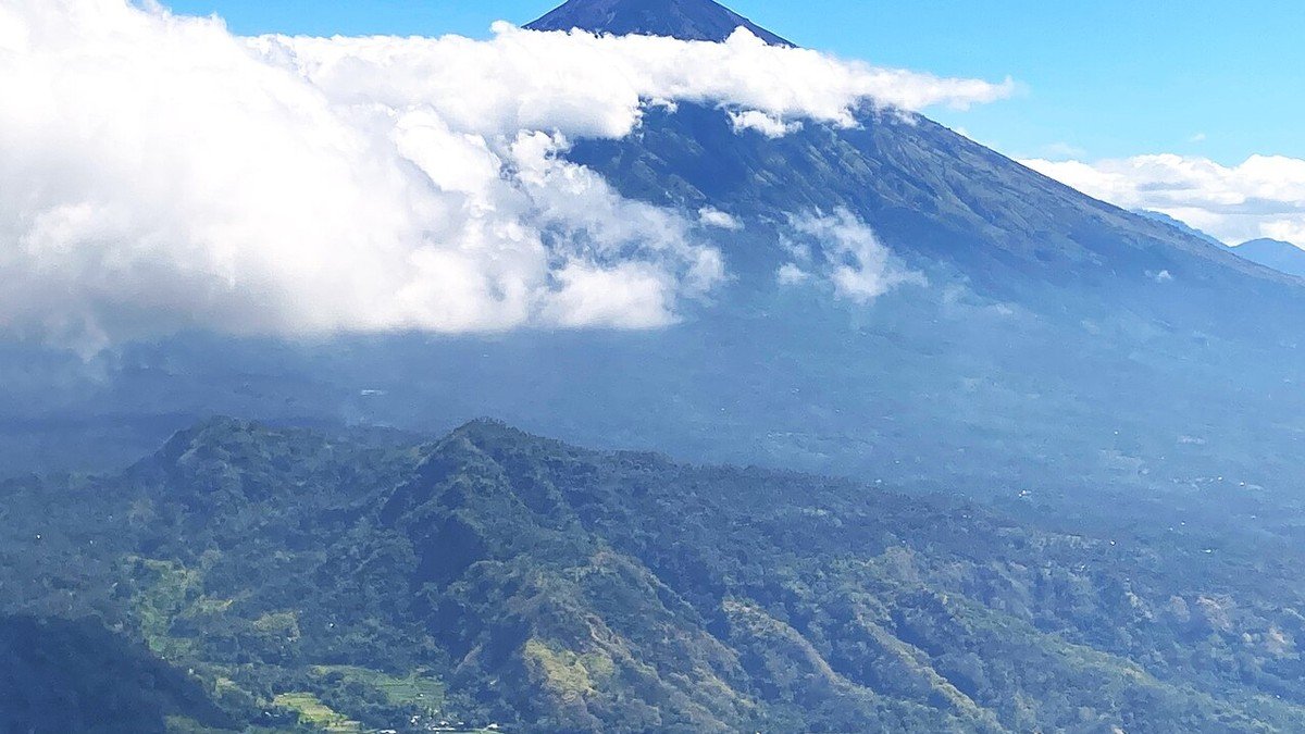 Pemandangan puncak Gunung Agung sebagai salah satu dari 8 gunung di Pulau Bali untuk destinasi wisata dengan latar langit pagi