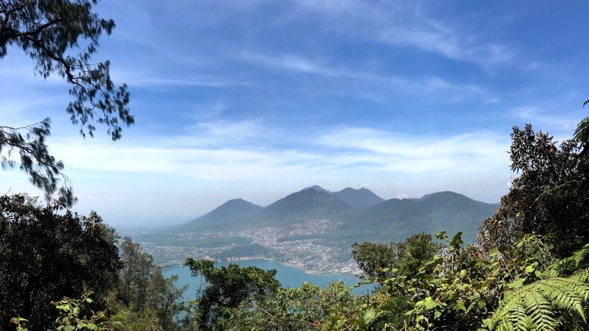 Pemandangan tiga danau kaldera Bali dari puncak Gunung Catur kawasan Bedugul