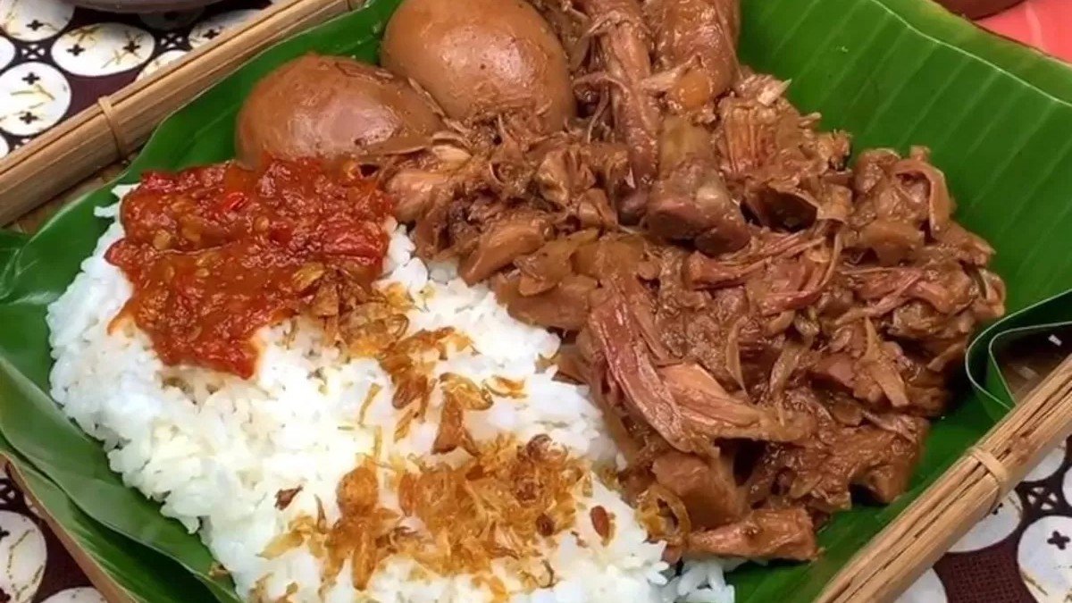 Gudeg basah khas Jawa Tengah dengan kuah santan melimpah dan sambal goreng krecek