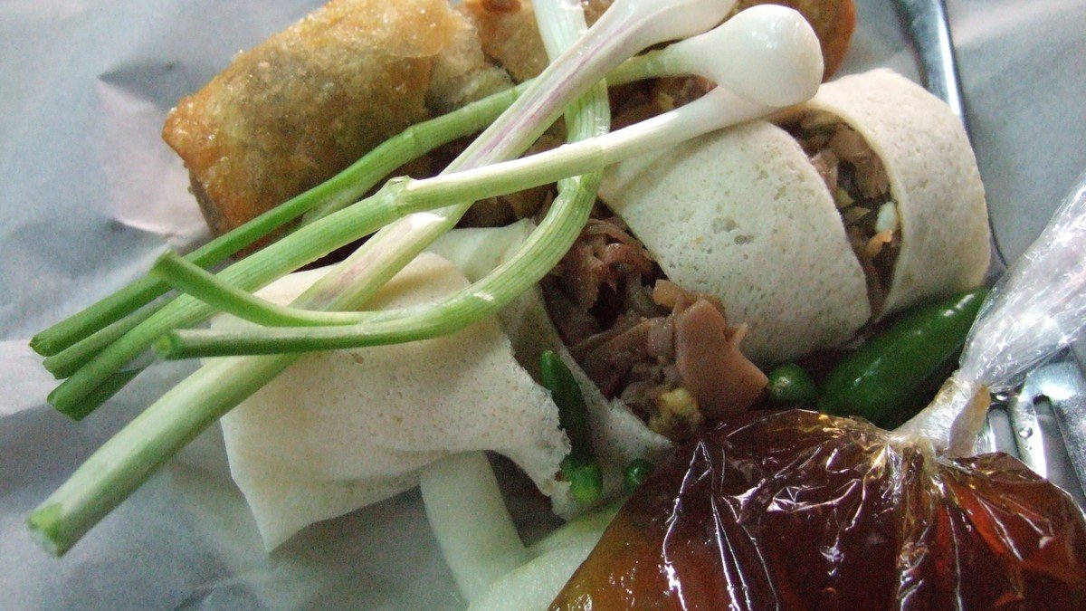 Lumpia Semarang sebagai salah satu makanan khas Jawa Tengah yang populer wajib dicoba, dengan kulit goreng renyah dan isian rebung