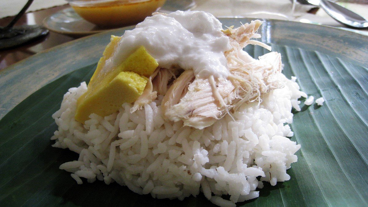 Nasi liwet Solo disajikan di atas daun pisang dengan areh dan ayam opor