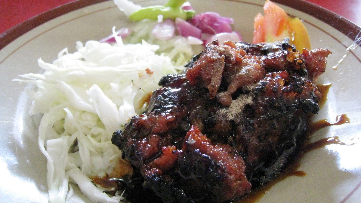 Sate buntel Solo dibakar di atas arang, daging kambing giling dibungkus lemak