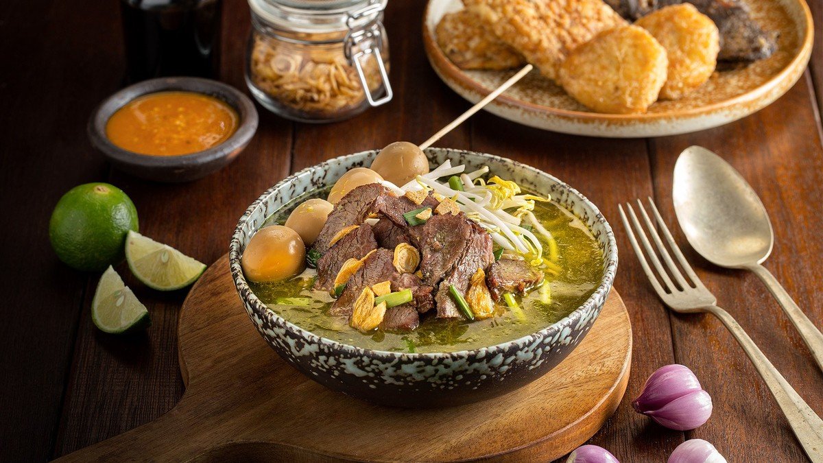 Soto Kudus dengan kuah bening dan irisan daging kerbau tipis dalam mangkuk kecil