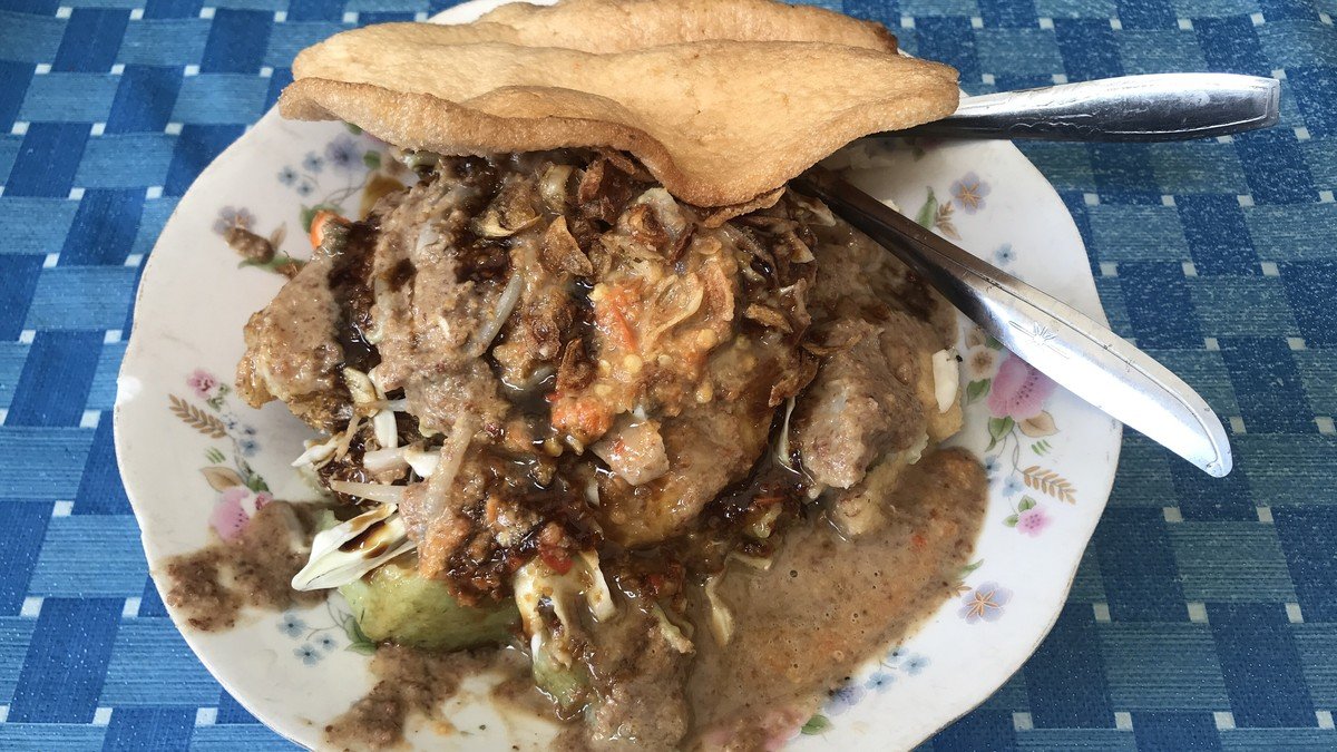 Tahu gimbal Semarang dengan bumbu kacang kental dan gimbal udang di atas piring