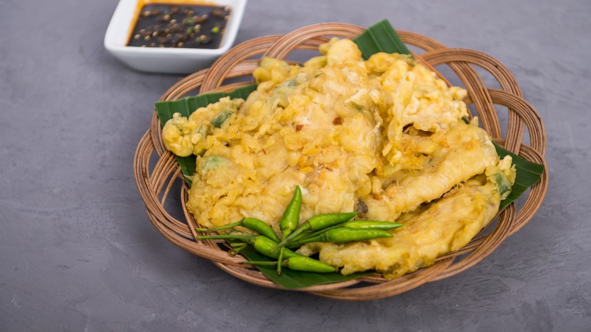 Tempe mendoan khas Banyumas Jawa Tengah digoreng setengah matang dengan balutan tepung gurih