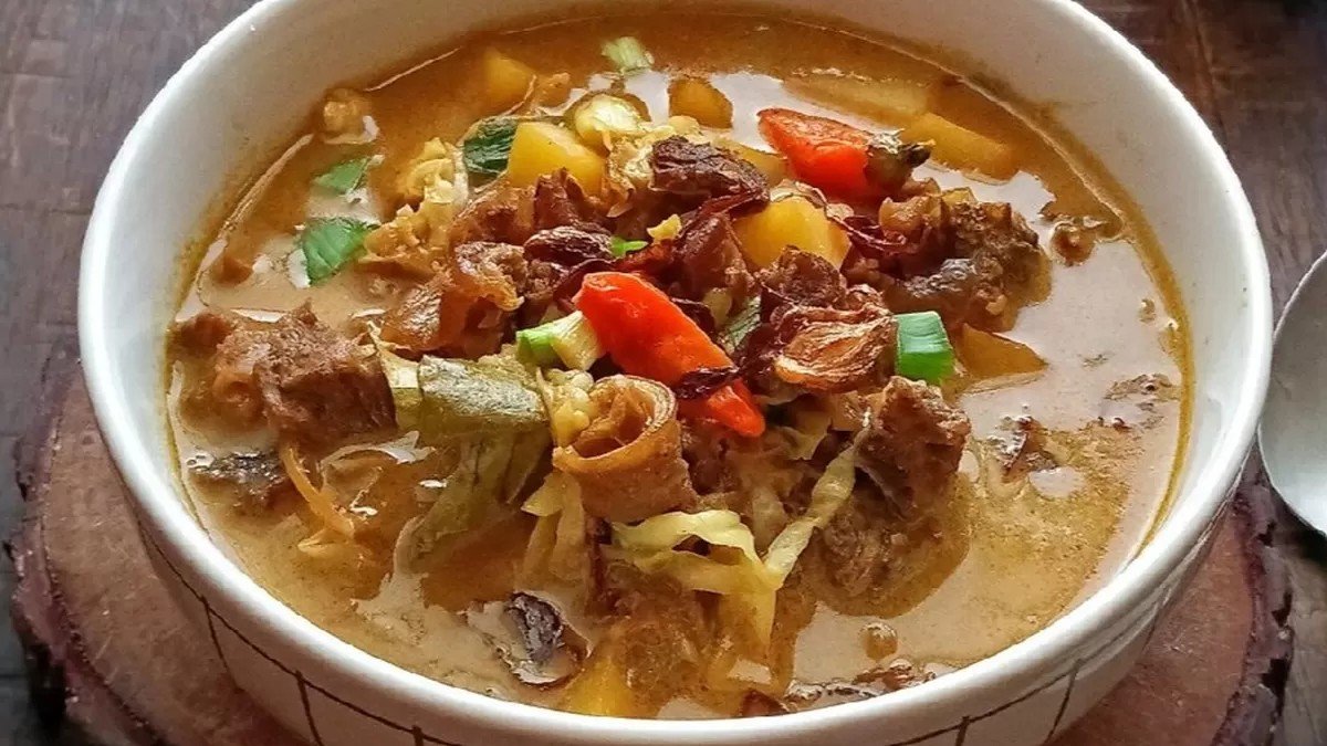 Tongseng kambing khas Jawa Tengah dengan kuah kari kental kehitaman dan potongan kol segar