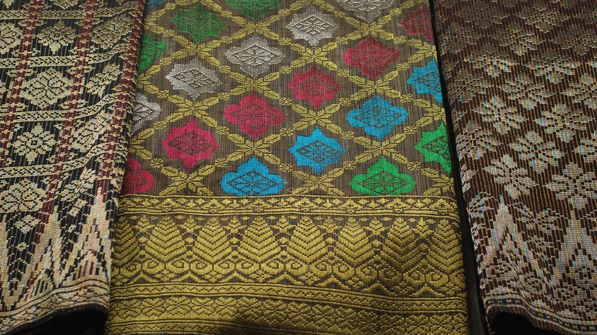 Batik dan songket Melayu khas Pekanbaru dengan motif tradisional Riau