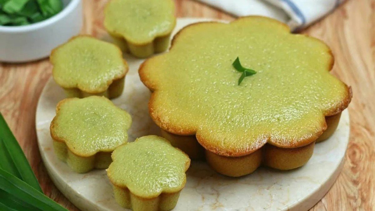 Bolu Kemojo sebagai salah satu 8 oleh-oleh khas Pekanbaru yang wajib dicoba, berwarna hijau kecoklatan dari daun suji dan pandan