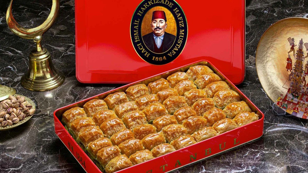 Baklava pistachio khas Turki berlapis pastry tipis dan madu mengkilap di loyang toko