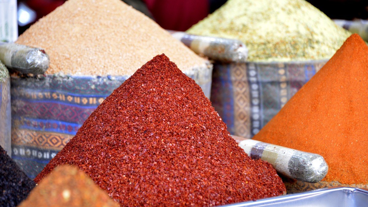 Tumpukan rempah-rempah warna-warni di lapak Spice Bazaar Istanbul Turki