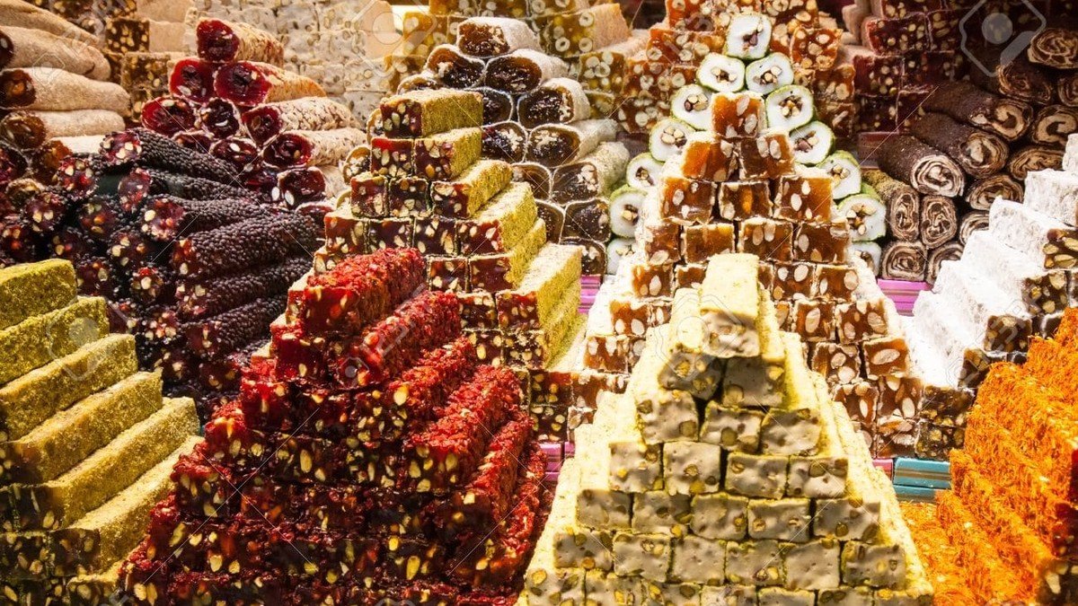 Turkish delight lokum sebagai salah satu dari 8 oleh-oleh khas Turki yang wajib dibawa pulang, disusun di rak toko dengan taburan gula halus
