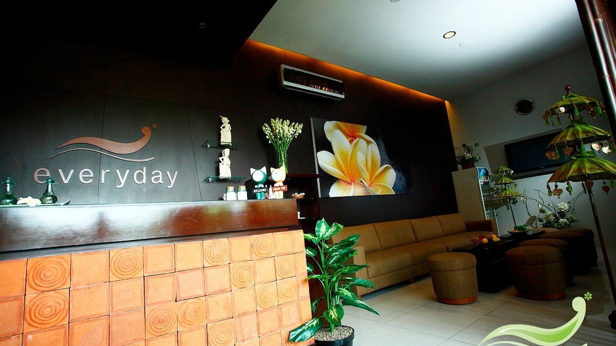 Ruangan treatment Everyday Balinese Spa Bandung dengan dekorasi nuansa Bali
