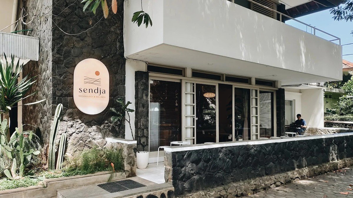 Suasana interior Sendja Reflexology and Wellness Bandung dengan nuansa minimalis Jepang