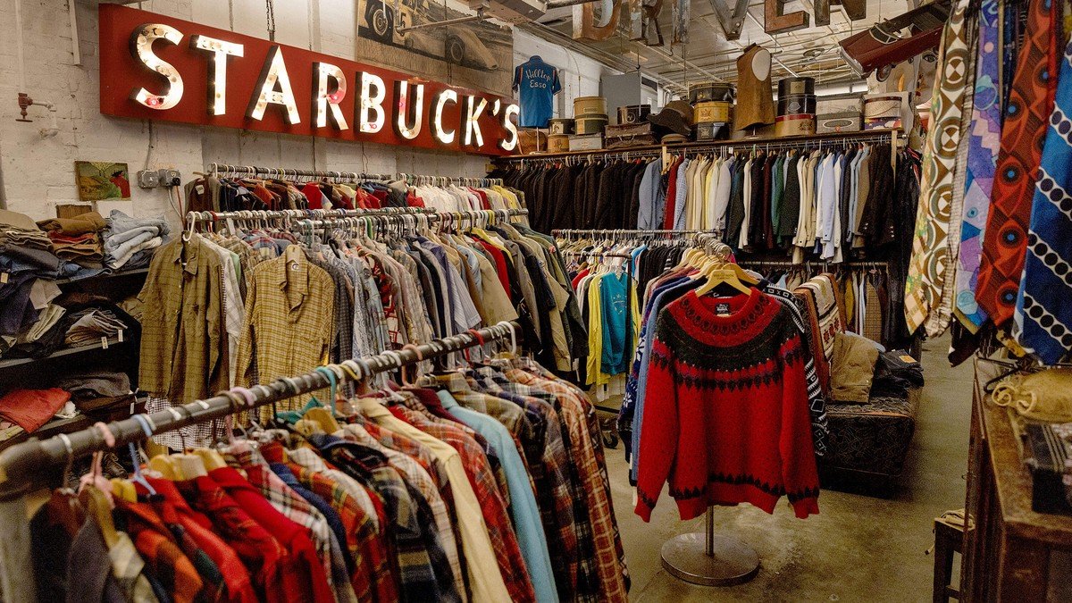 Interior ANALOGKLASIK Vintage Thrift Shop Bandung dengan koleksi barang vintage terkurasi