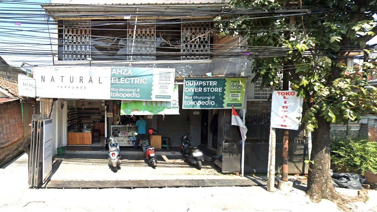 Interior Dumpster Diver Store Bandung dengan koleksi pakaian thrift