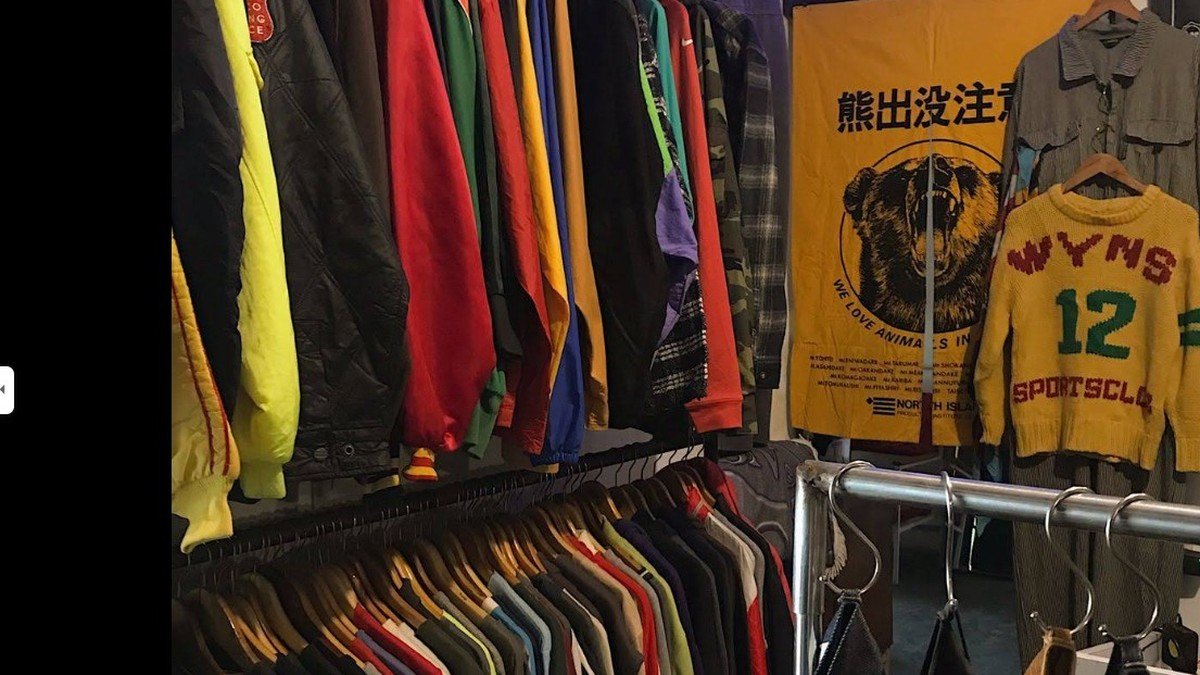 Interior Pick and Choose HQ Bandung dengan koleksi vintage clothing