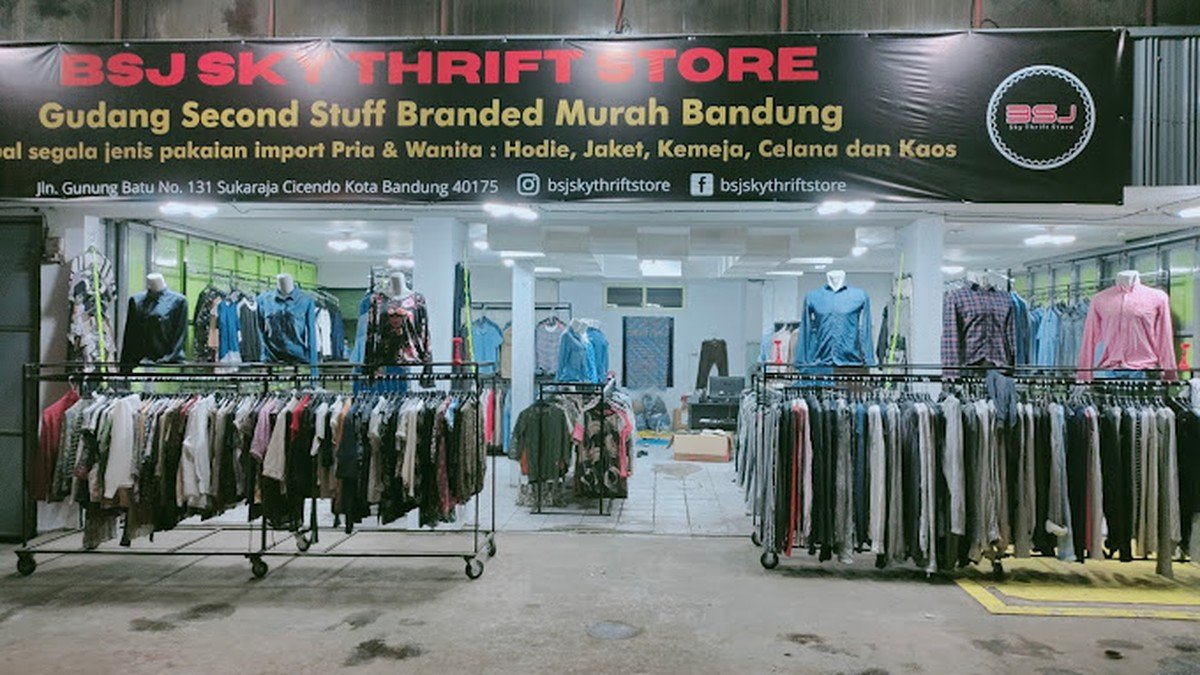 Interior Sky Thrift Store Bandung dengan koleksi pakaian kasual tertata di rak