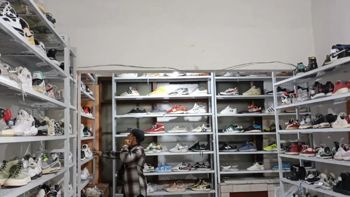 Display pakaian di Streetsecond Store Bandung dengan gaya kurasi kekinian