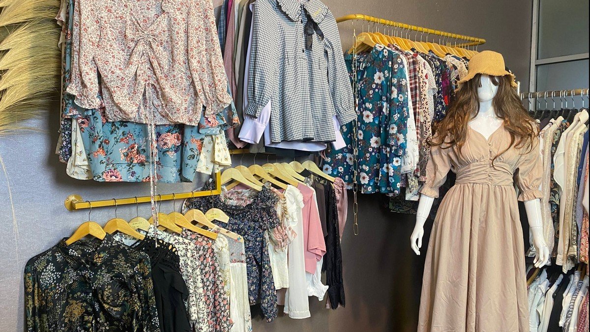 Koleksi blouse dan dress preloved premium di Sultan Gemoy Luxury Blouse Dress Thrifting Bandung