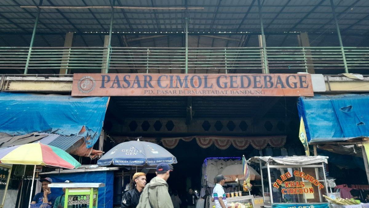 Lapak Thrift Shop Daoa di kawasan Pasar Cimol Gedebage Bandung dengan tumpukan pakaian bekas