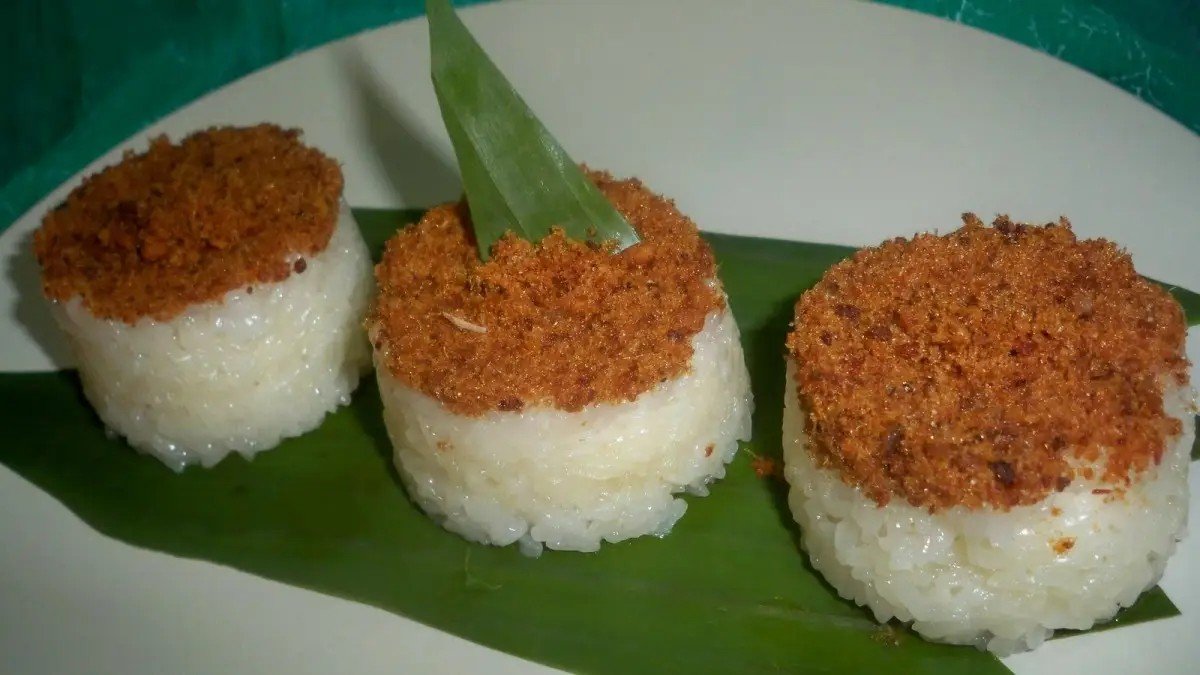 ketan bintul khas Tangerang dengan taburan gula dan kayu manis di atasnya