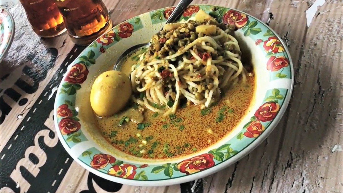 laksa Tangerang dalam mangkuk dengan kuah santan dan kelapa sangrai, salah satu makanan khas Tangerang yang unik dan lezat