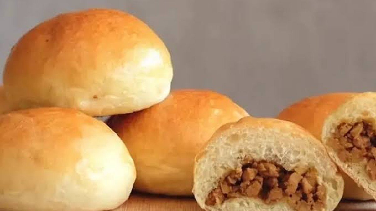 roti baso khas Tangerang berukuran besar dengan isian ayam cincang