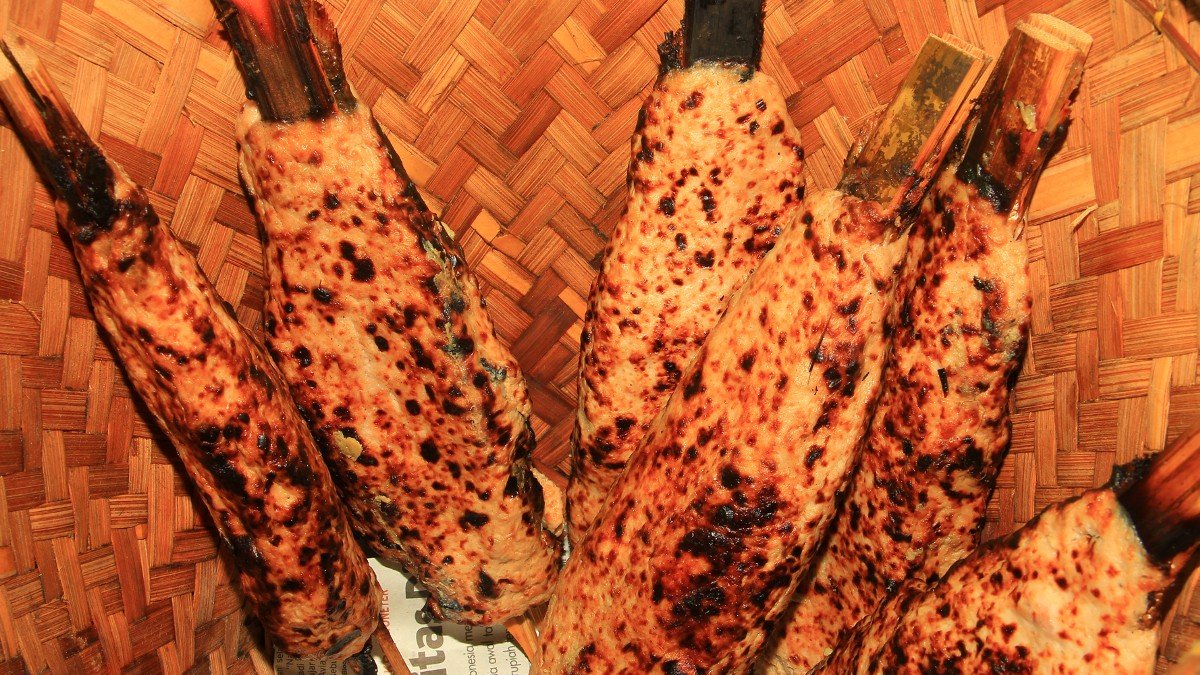 sate bandeng khas Tangerang yang dibakar dengan bumbu rempah