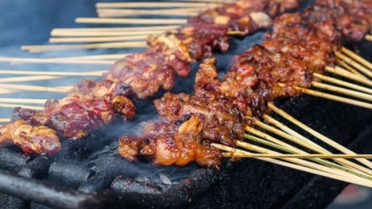 sate bebek khas Tangerang yang dibakar hingga empuk