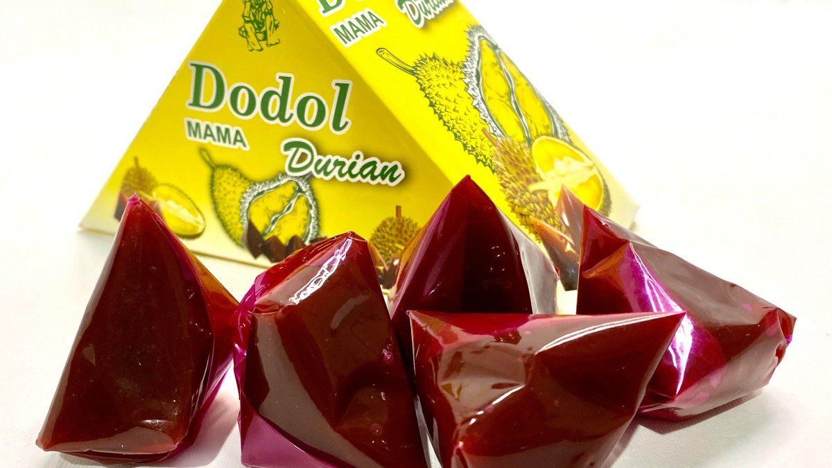 Dodol durian Malaysia berbentuk segitiga dibungkus plastik