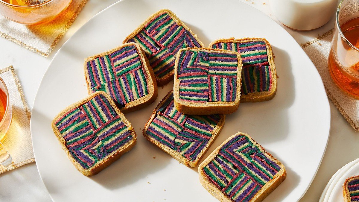 Kue lapis Sarawak dengan lapisan warna-warni yang rapi dalam kemasan kotak