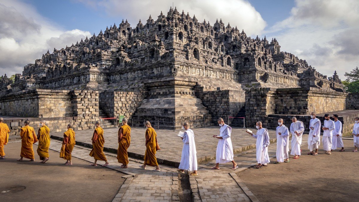 Daftar 7 Wisata Candi Populer di Indonesia dengan latar stupa Candi Borobudur diselimuti kabut pagi