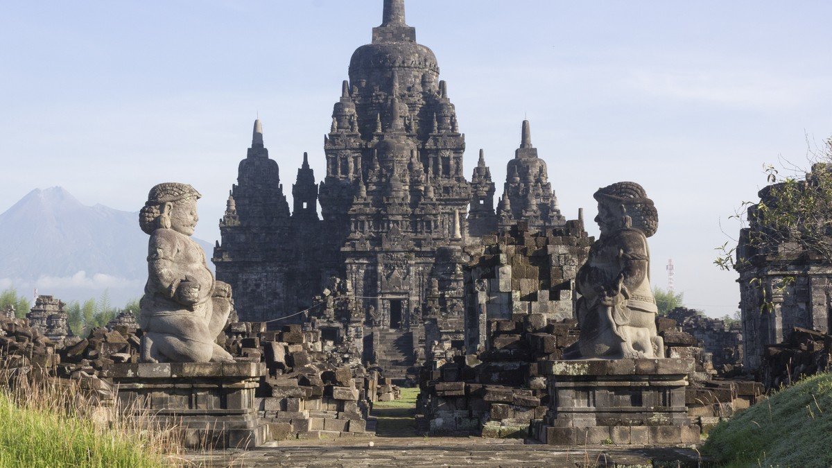 Deretan candi perwara di kompleks Candi Sewu dengan suasana sepi