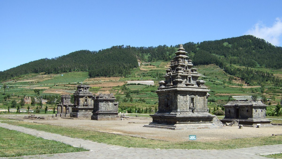 Kompleks Candi Dieng di dataran tinggi Banjarnegara dengan latar bukit dan kabut tipis
