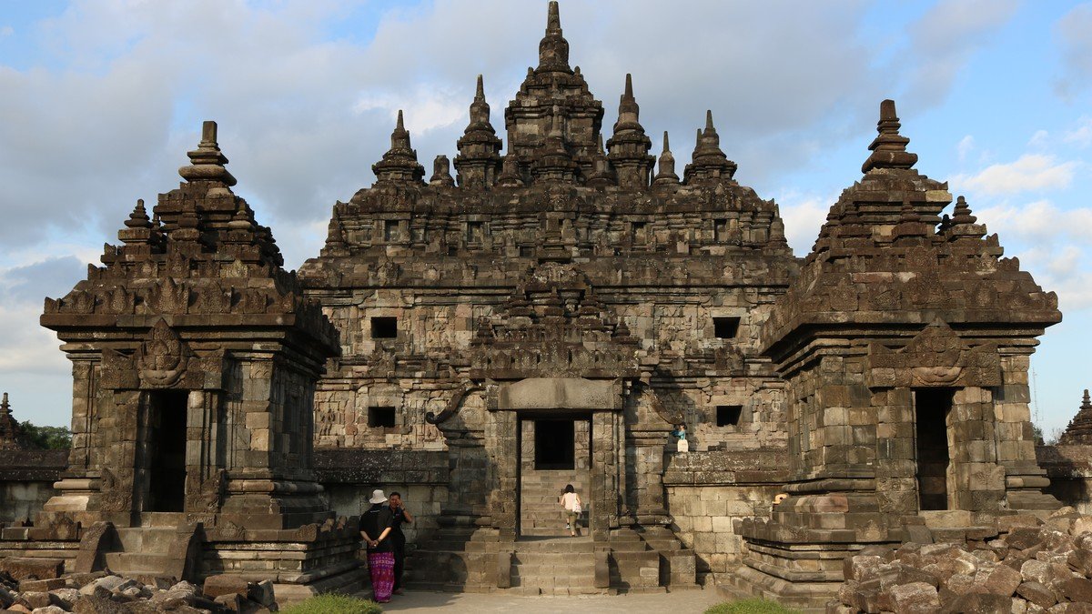 Candi Plaosan dengan dua menara kembar yang mencerminkan perpaduan arsitektur Hindu-Buddha