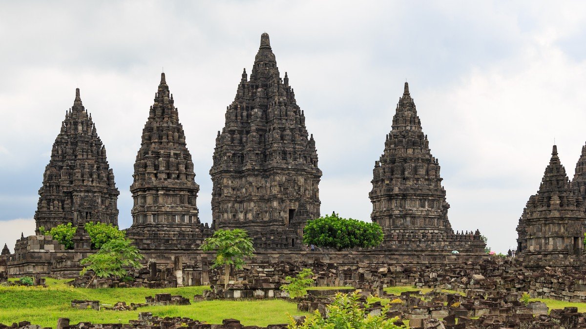 Tiga menara utama Candi Prambanan menjulang di bawah langit biru