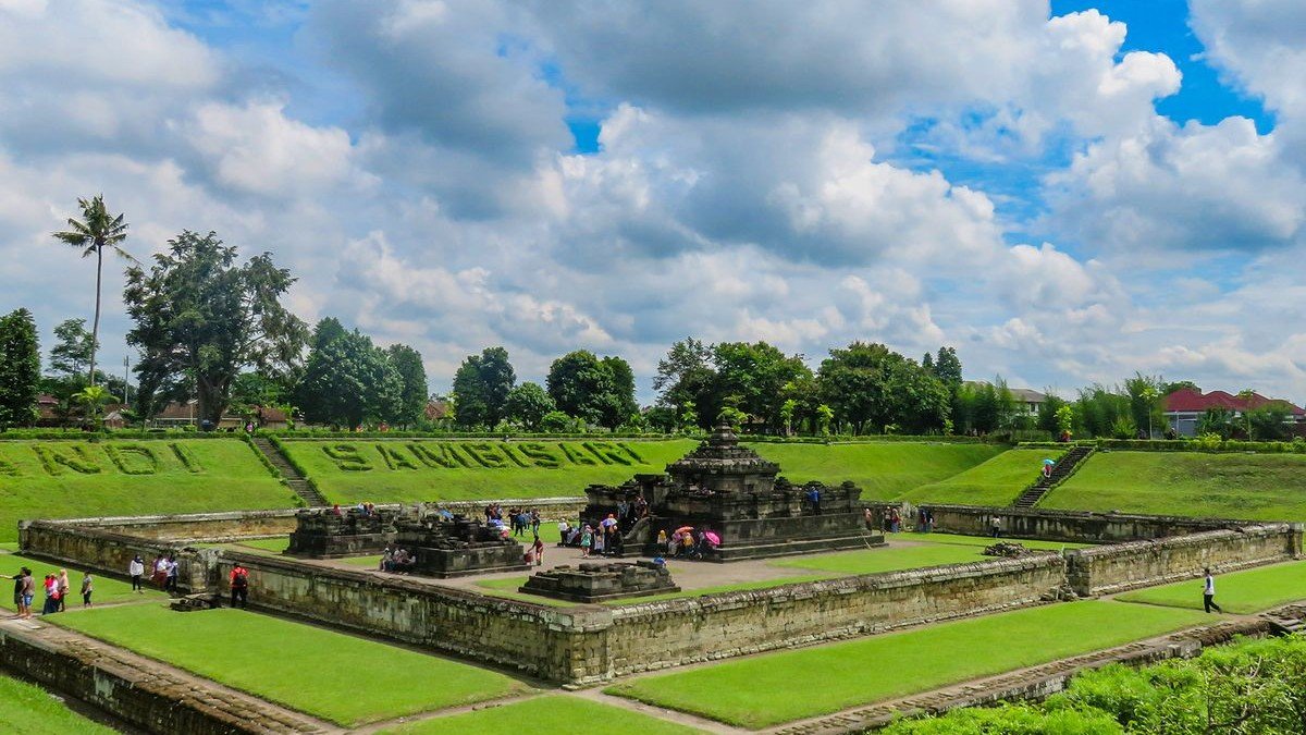 Candi Sambisari dilihat dari atas, terletak di bawah permukaan tanah dikelilingi dinding penggalian